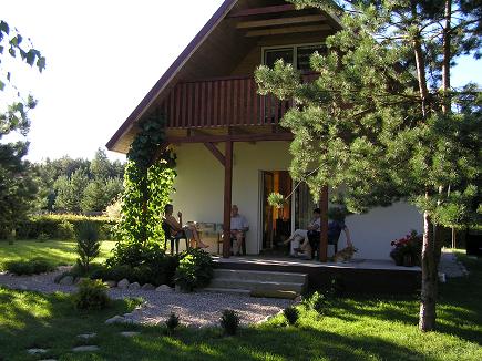 Widok domku od strony tarasu .